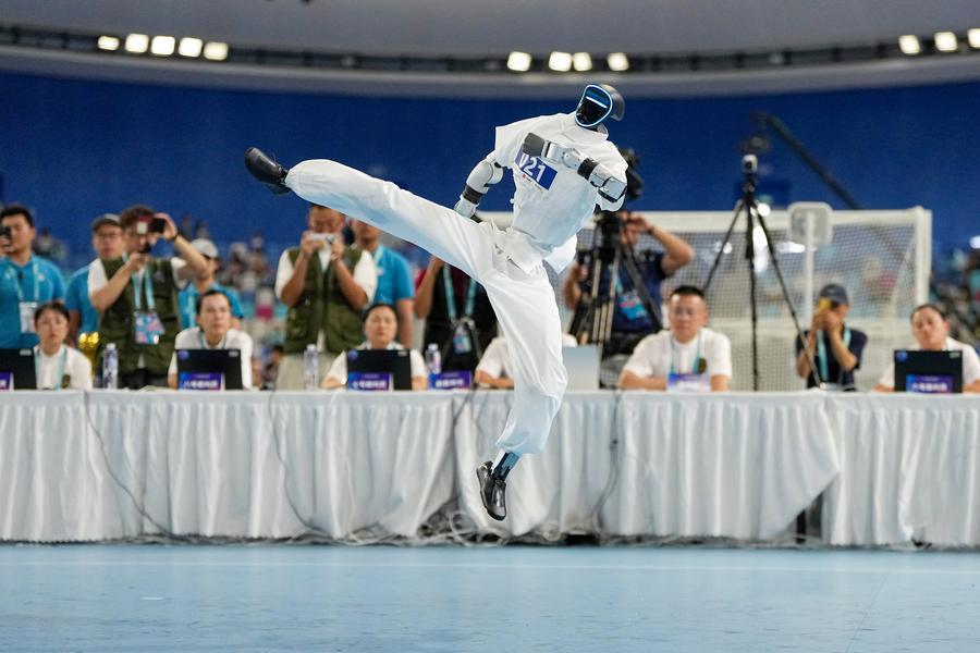 위수(宇樹)테크(Unitree Robotics)팀 휴머노이드 로봇이 26일 무술 자유 권법 종목에서 동작을 선보이고 있다. (사진/신화통신)