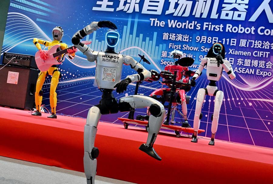 9일 HIXBOT 체화지능 로봇 밴드가 '제26회 중국국제투자무역상담회(CIFIT)' 현장에서 공연하고 있다. (사진/신화통신)