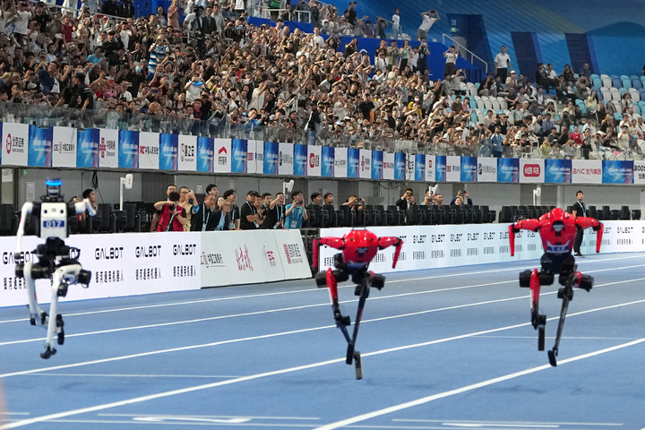 지난 25일 열린 100m 대형 로봇조 준결승에서 결승선을 통과하는 휴머노이드 로봇들. (사진/신화통신)
